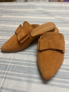 Pointed Bow Slip-On Mule in Rust